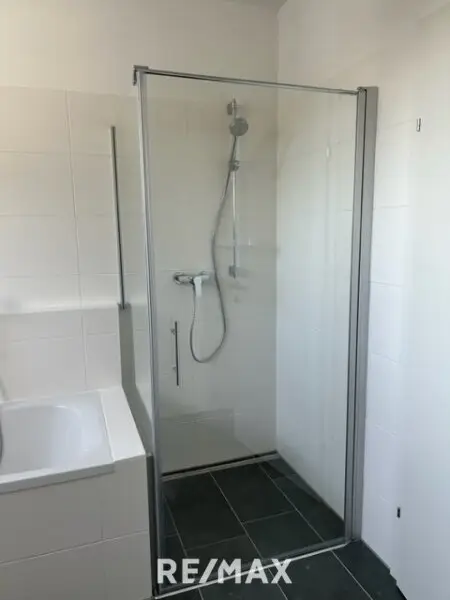 Bad mit Badewanne und Dusche