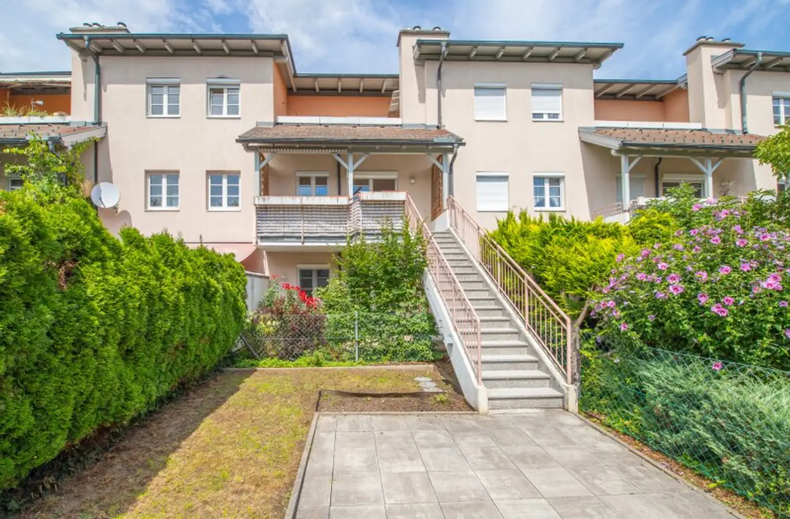 *** Wohnen in Waidmannsdorf *** Großzügige Vierzimmermaisonettewohnung mit Vorgarten & 3 Terrassen