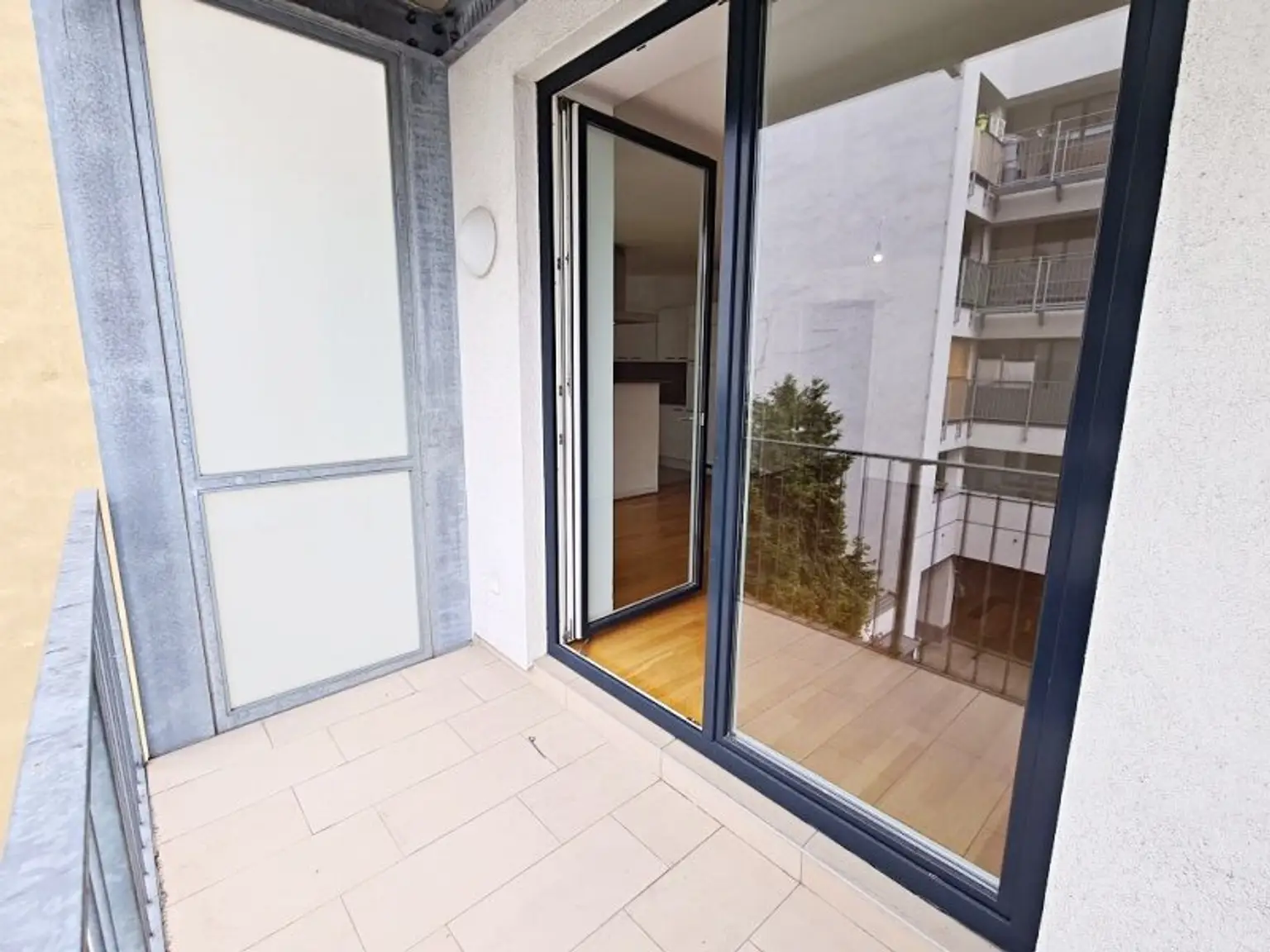 U1-NÄHE, gepflegte 68 m2 Neubau inkl. 4 m2 Loggia, 2 Zimmer, Wannenbad, Parketten, 2. Liftstock, Humboldtgasse