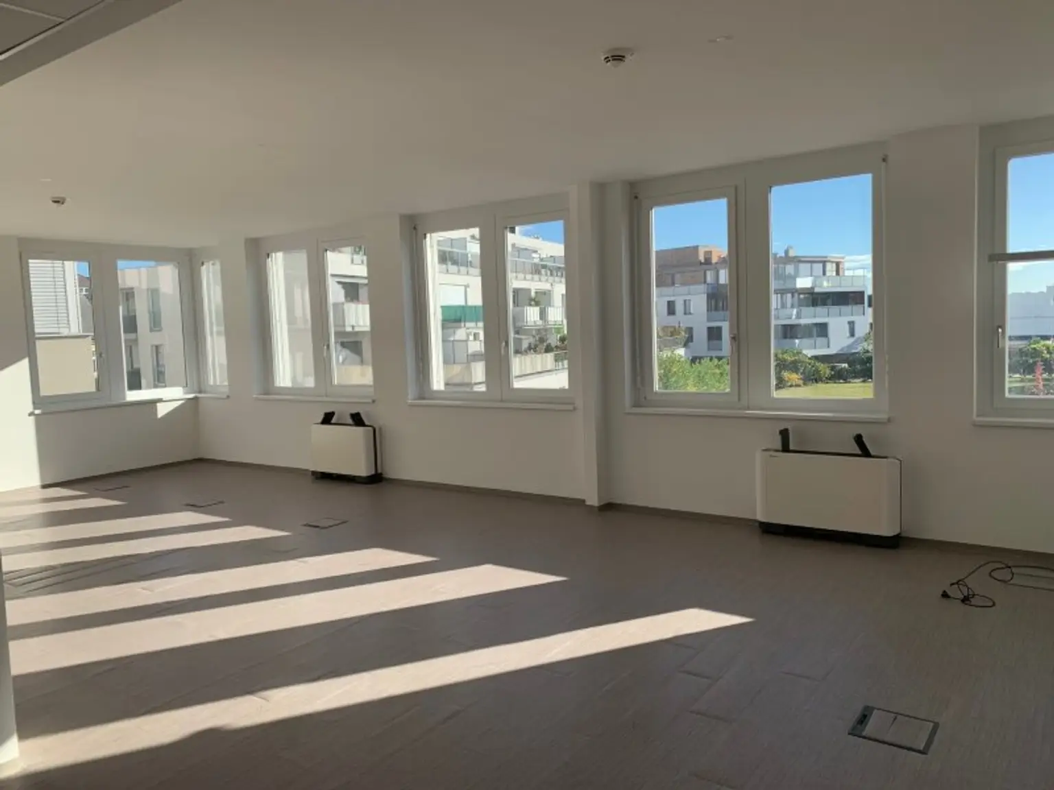 Zentrales Büro mit sonnigem Grünblick