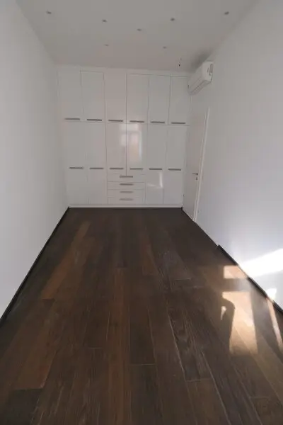 SIEBENBRUNNENPLATZ: Wohnküche + 2 Zimmer + 32 m² Terrasse (neben neuer U2-Station Reinprechtsdorfer Straße)