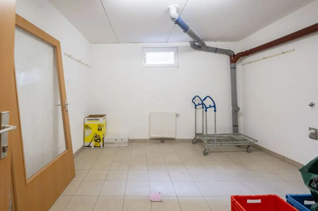 Komfortables Obergeschoss-Büro mit Küche und guter Anbindung in Pinsdorf zu mieten!