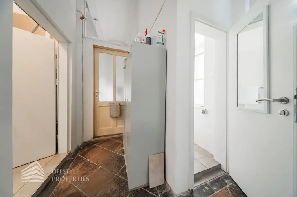 Voll ausgestattetes Café-Konditorei-Lokal – französischer Charme & betriebsbereit in lebendiger Lage