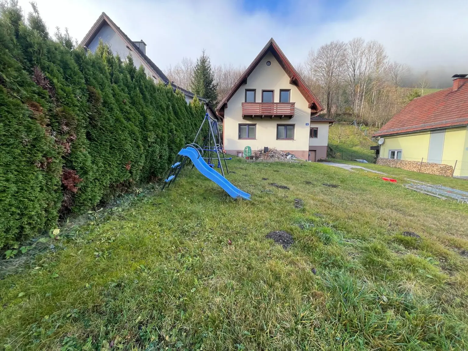 Familienfreundliches Ein- oder Zweifamilienwohnhaus mit 2 Wohneinheiten!