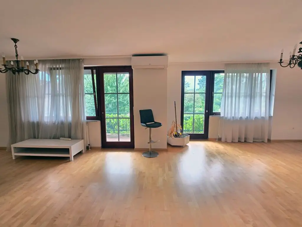 *** SEHR VIEL PLATZ *** PRIVAT + BERUFLICH *** RUHELAGE ***