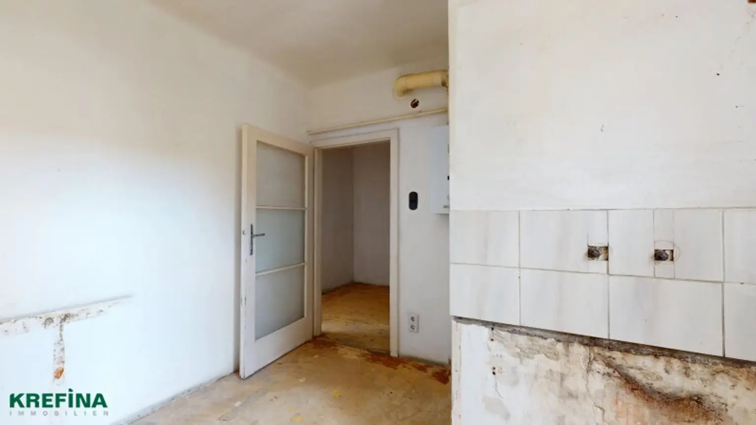 Gassergasse/Laurenzgasse:  General zu sanierende Kleinwohnung nahe Alois-Drasche-Park - 3. Liftstock - Gute Infrastruktur und Verkehrsanbindung