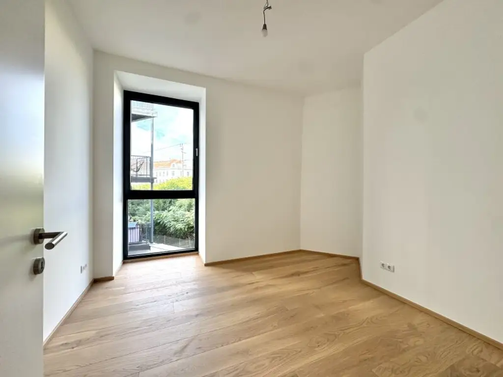 Mit Blick ins Grüne - Großzügiger Erstbezug nach Sanierung - Luftige 4-Zimmer Wohnung in Hernals