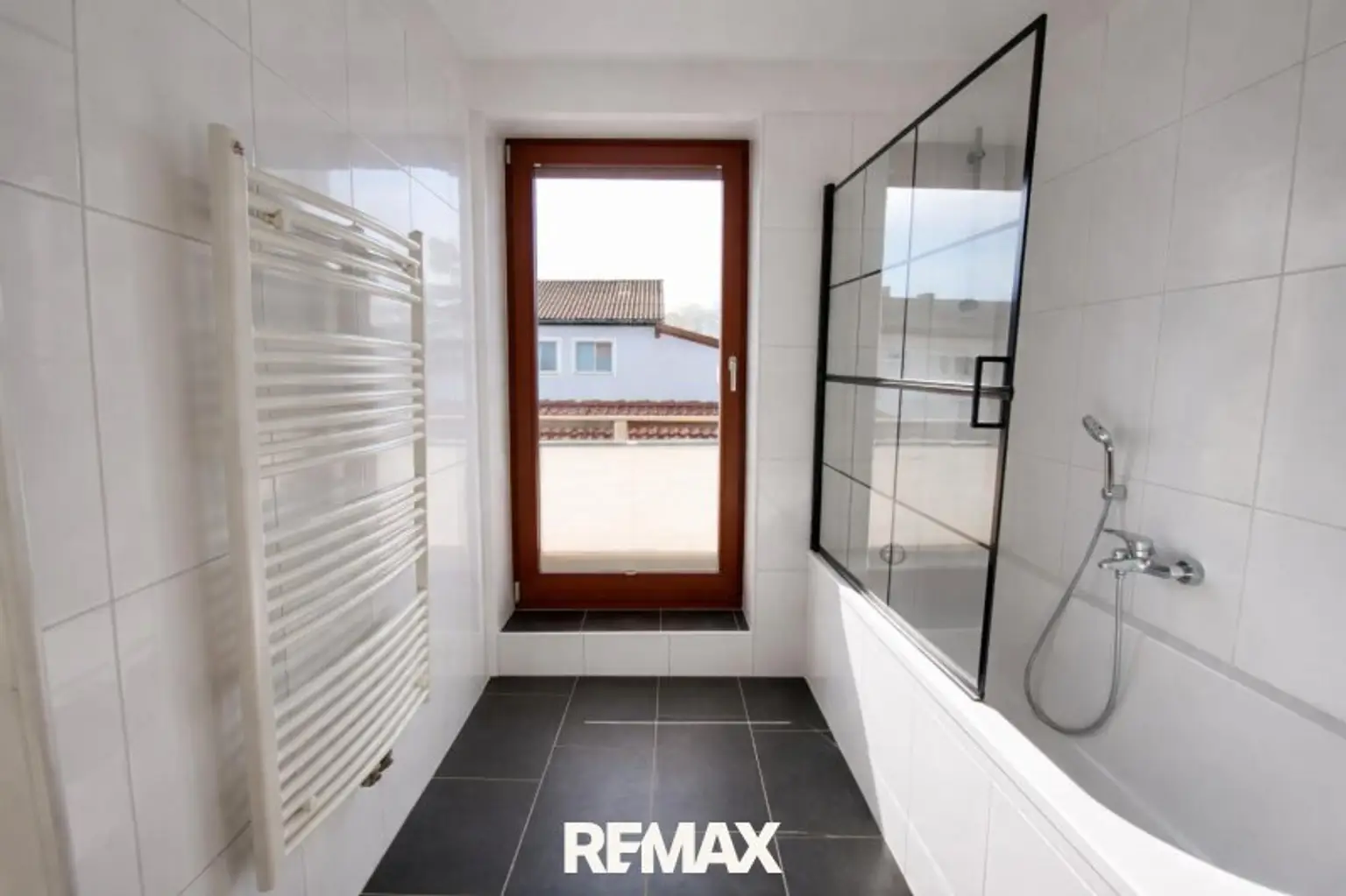 Badezimmer mit Balkon OG