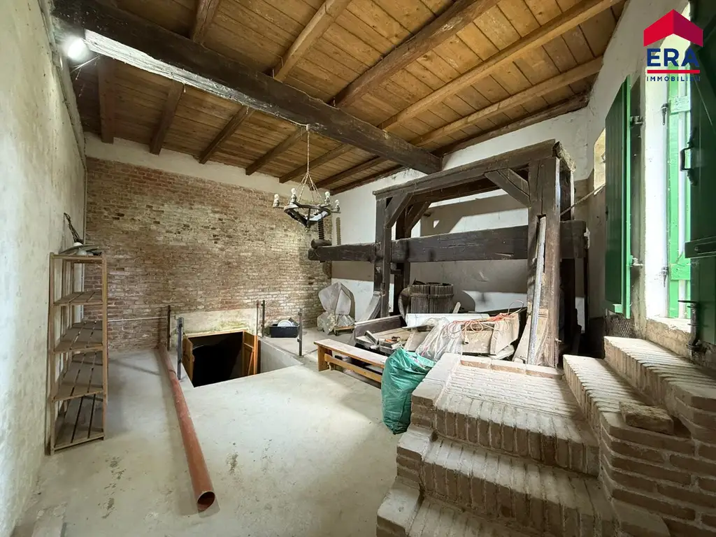 Presshaus mit renoviertem Weinkeller in 2130 Siebenhirten