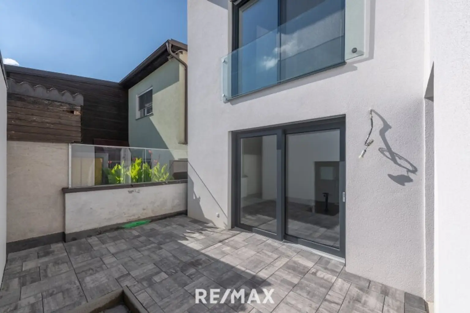 Terrasse (zugänglich über Küchen- und Essbereich)