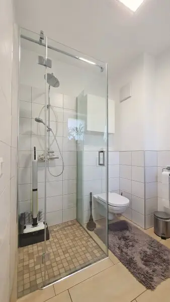 Gäste-WC mit Duschbad
