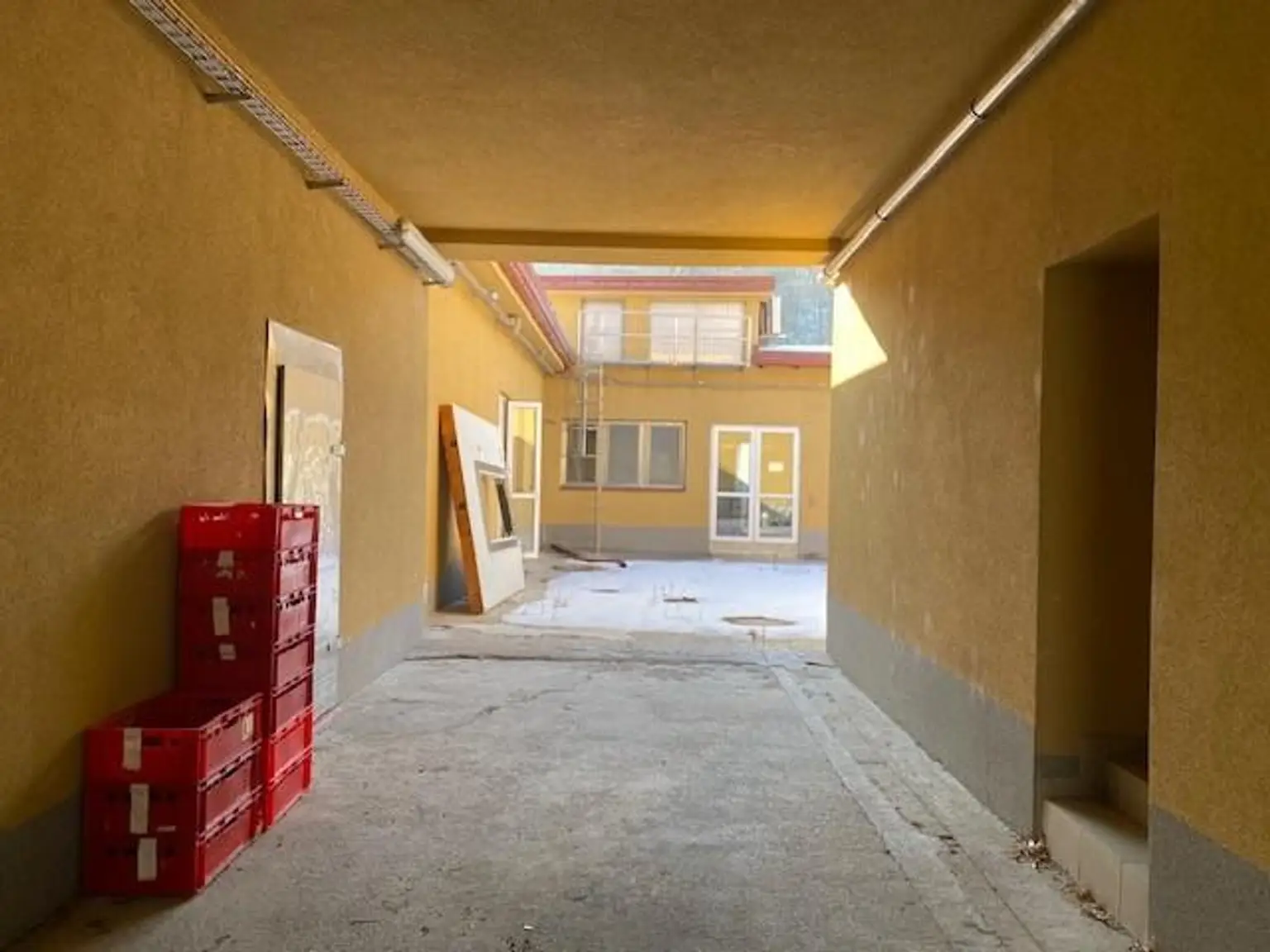 Überdachte Einfahrt