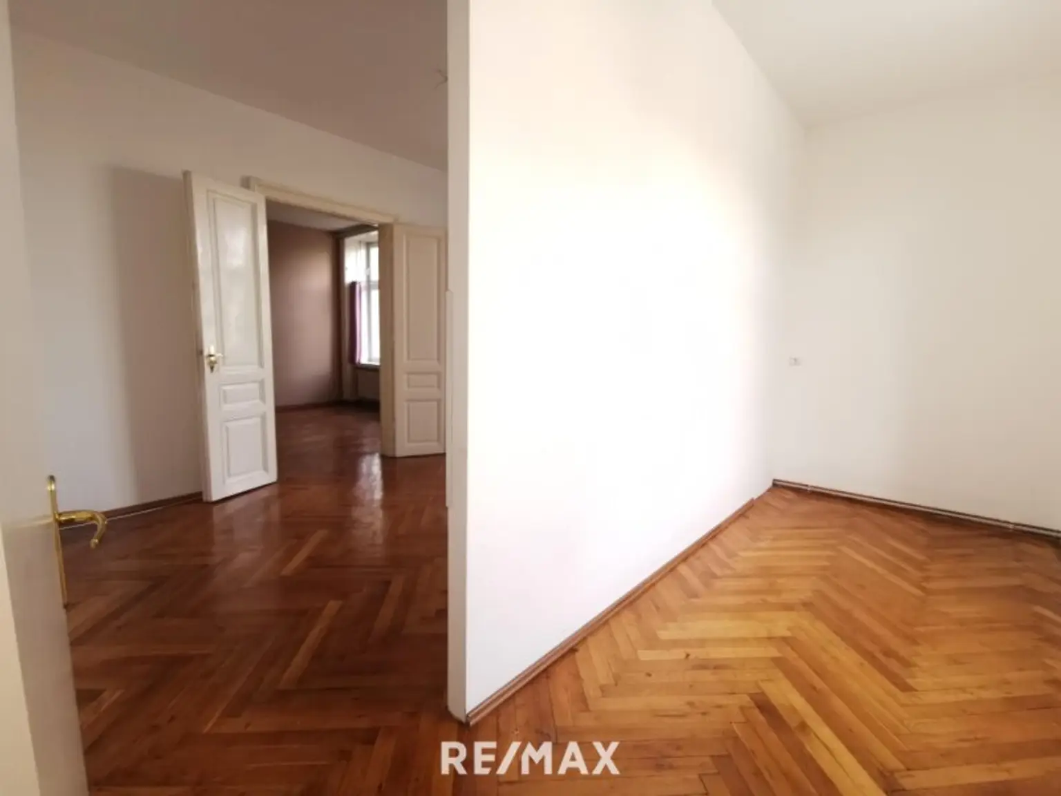 3 Zimmer Wohnung im 1. Stock zum Renovieren. Direkt gegenüber AKH.