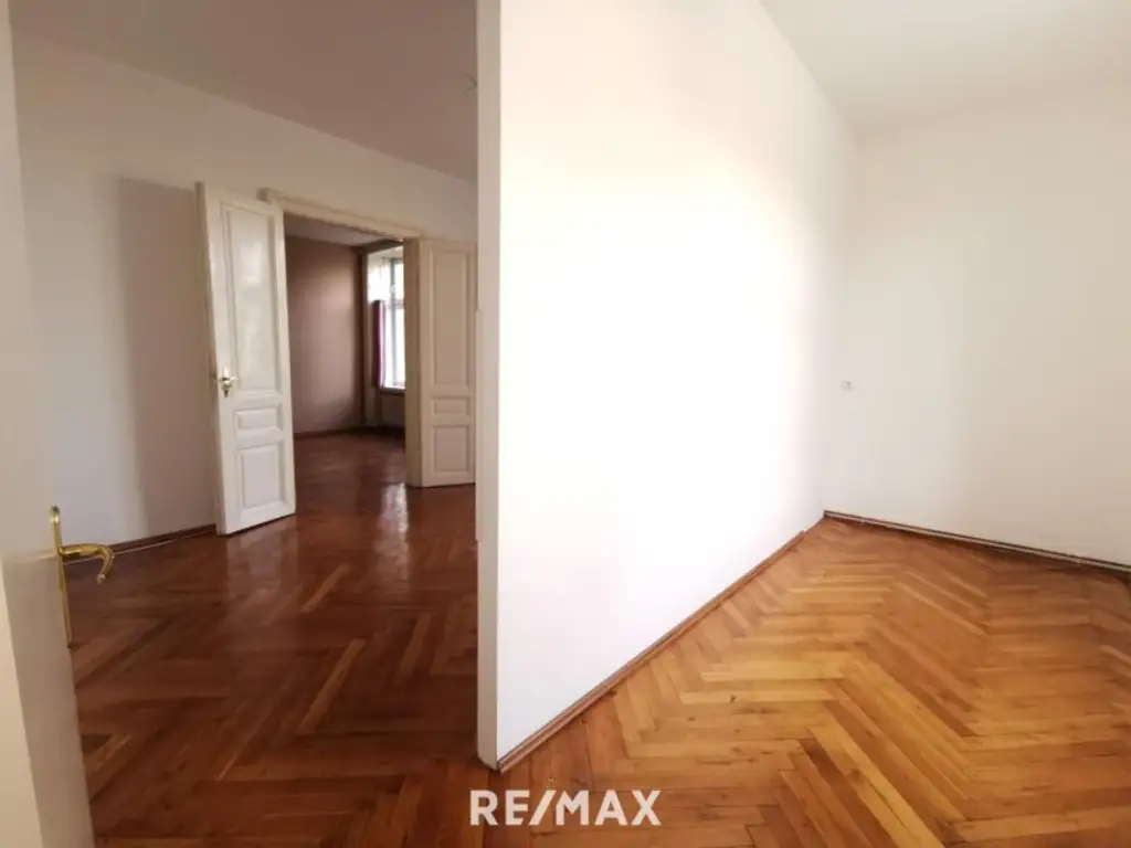 3 Zimmer Wohnung im 1. Stock zum Renovieren. Direkt gegenüber AKH.