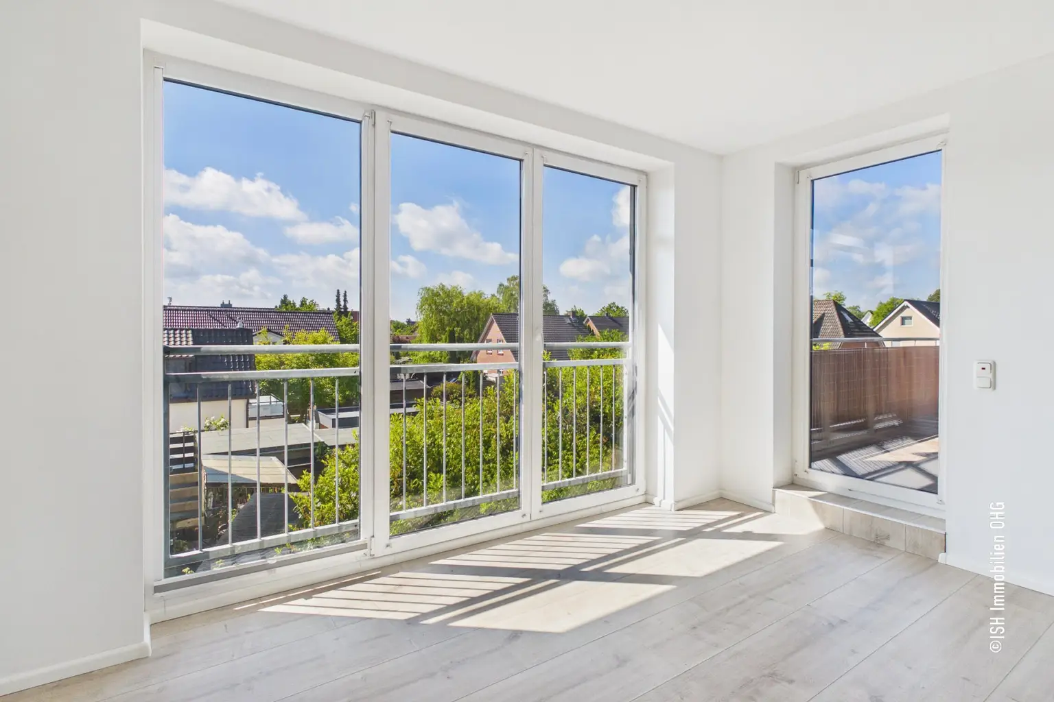 Wohnbereich mit Blick ins Grünee