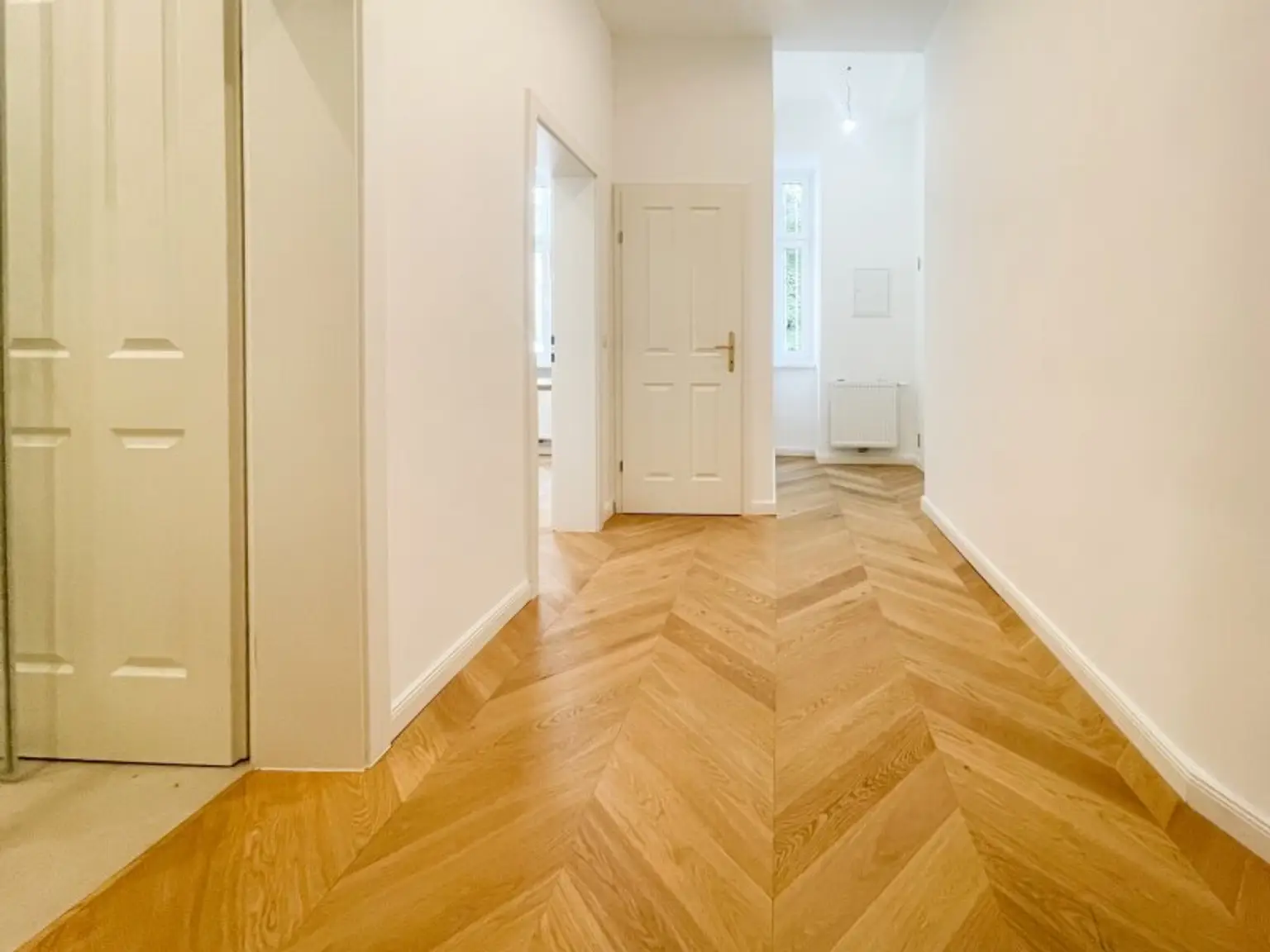 NÄHE AUGARTEN: wunderschön sanierte Altbauwohnung mit neuer Küche