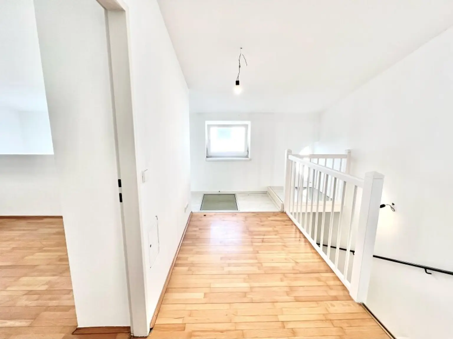 Maisonette-Traum auf zwei Ebenen – Terrasse, Galerie, Tiefgarage & perfekte Anbindung I Fernwärme  !