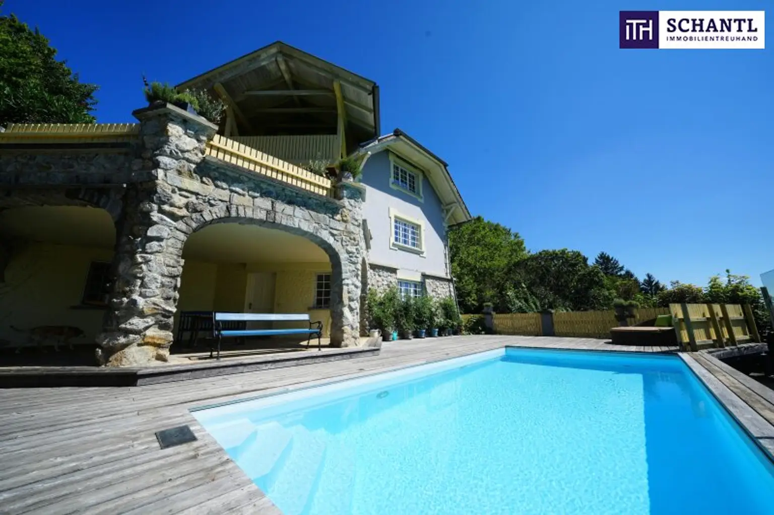 RIESIGER POOLBEREICH MIT AUSBLICK ÜBER GRAZ!! Exklusives Einfamilienhaus in Eggenberg mit Pool, XXL-Terrasse & Traumgarten – Ihre private Oase in Graz!