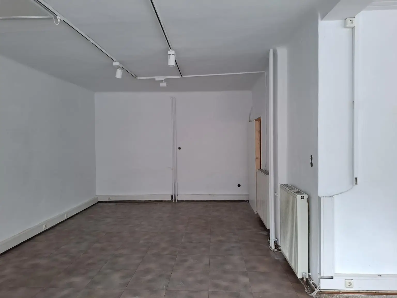 Perfekte Sichtbarkeit - günstiges Geschäftslokal / Büro mit großen Auslagen!