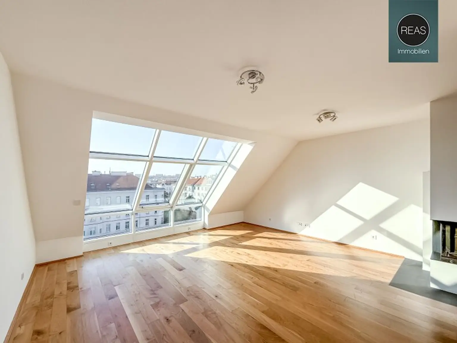 Provisionsfrei: Klimatisierte Dachgeschoss Maisonette mit 2 Terrassen und Kamin nahe Uno City!