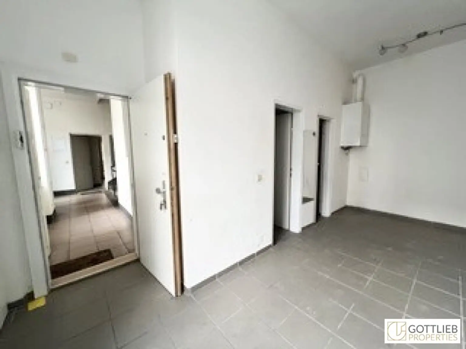 Nahe U3! Klassisches Mittelzinshaus mit ca. 85% Leerstand und Baubewilligung für DG-Ausbau mit Balkonen und Dachterrasse
