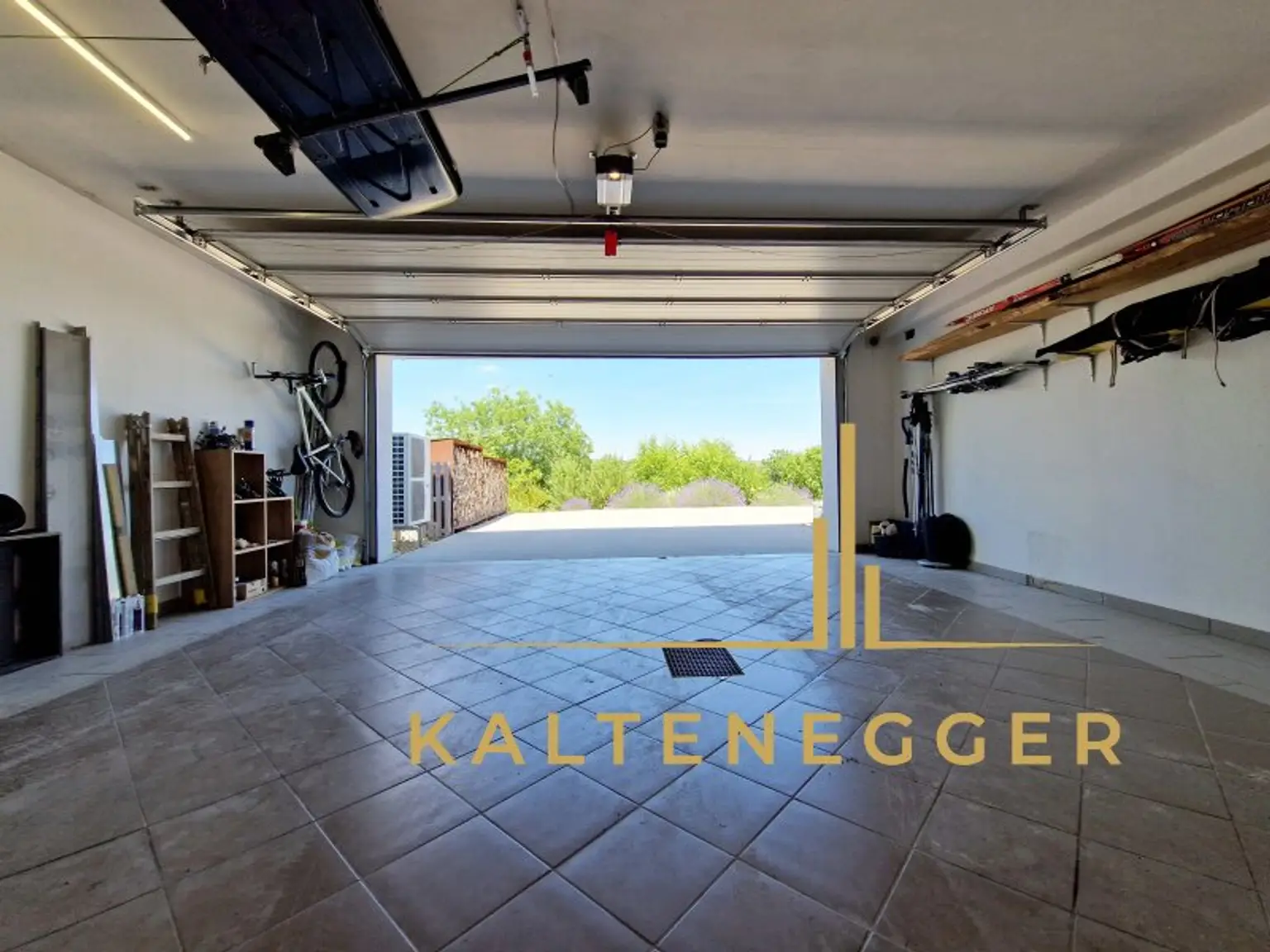 KG: Doppelgarage ca. 42,29 m²