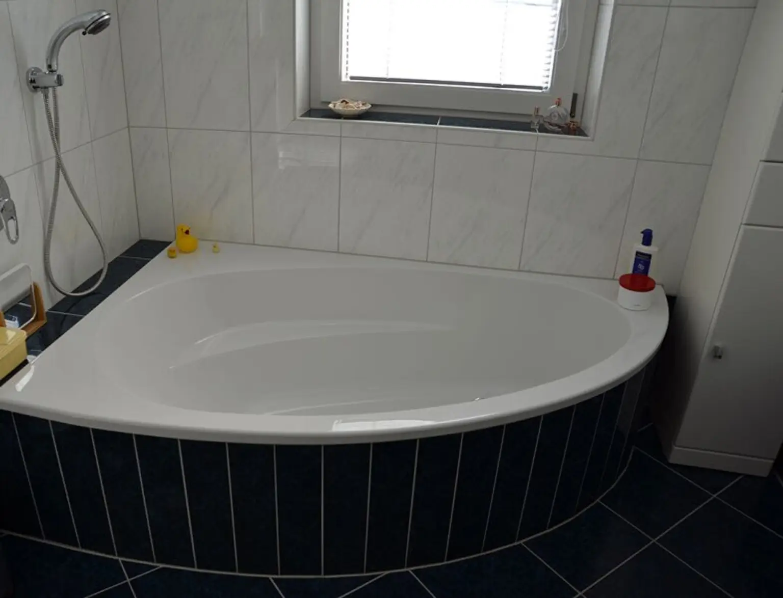 Badezimmer mit Badewanne