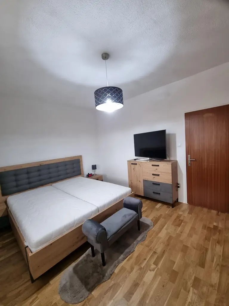 LIEBEVOLLER BUNGALOW MIT GEPFLEGTEM GARTEN IN TRAUMHAFTER RUHELAGE