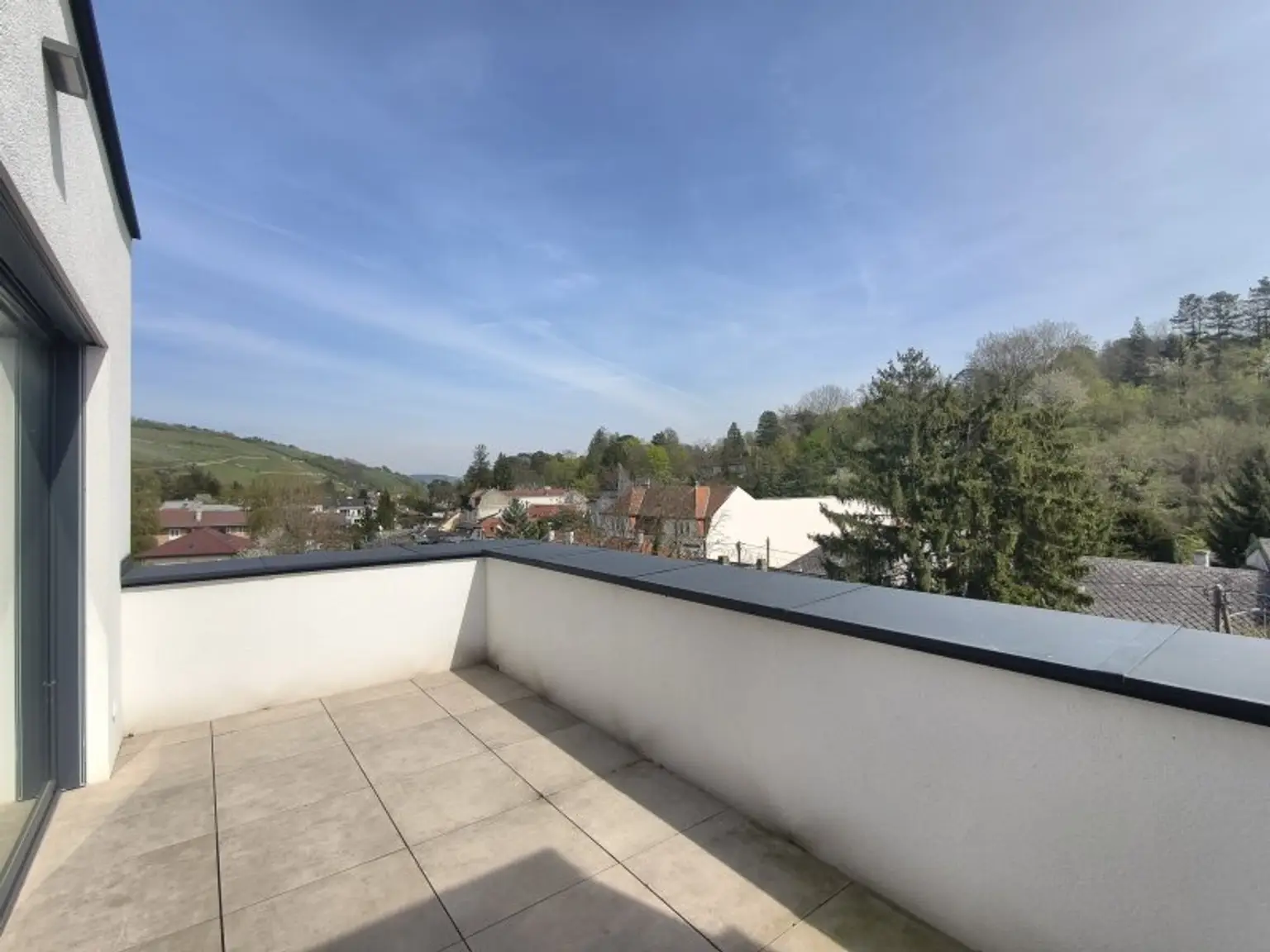 LEBENSQUALITÄT MIT AUSSICHT - EXKLUSIVES TOWNHAUS AUF EIGENGRUND IN WEIDLING – NATURNAHES WOHNEN MIT STIL
