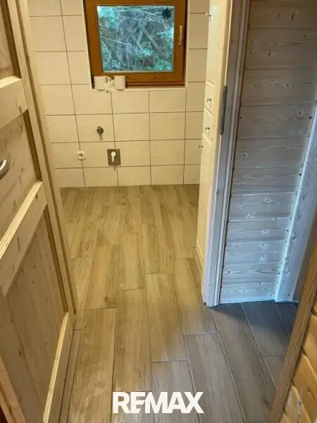 Badezimmer mit Platz für Waschmaschine