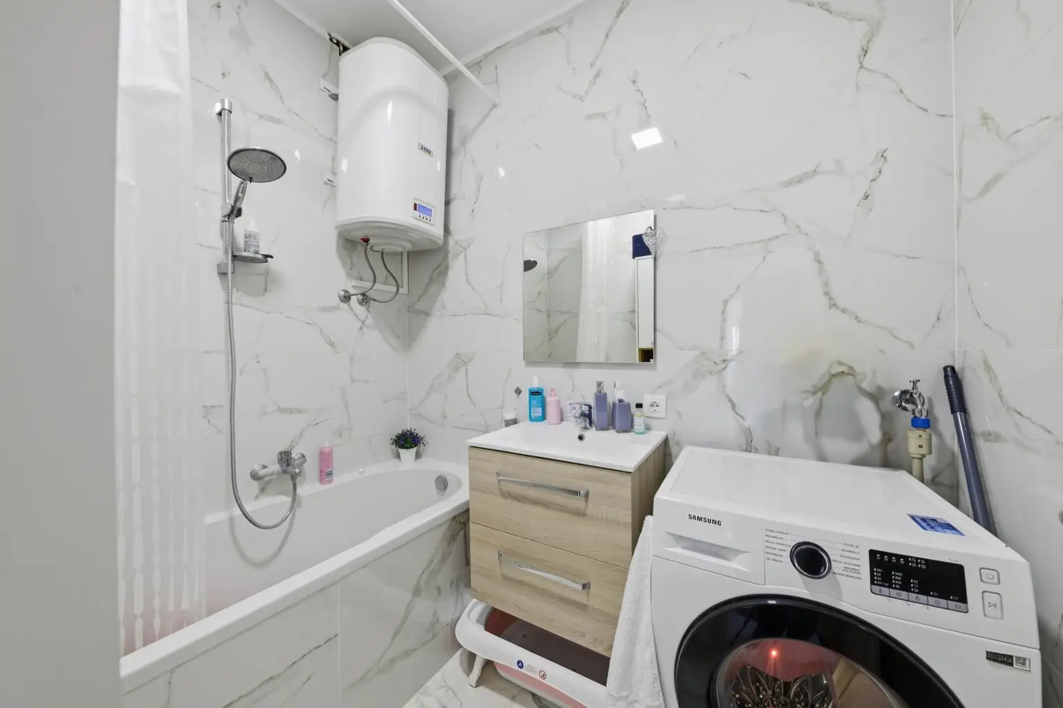 ZENTRUMSNAHE WOHNUNG MIT TERRASSE & BLICK INS GRÜNE - INKL. PKW-STELLPLATZ!