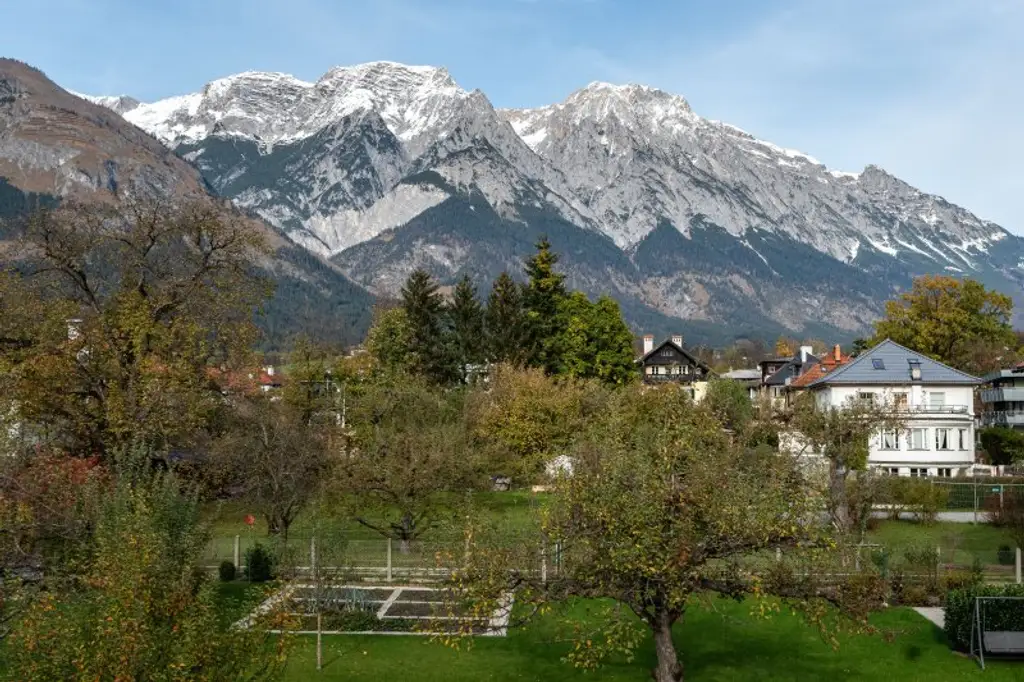 ELEGANZ TRIFFT MODERNE: Luxuriöse 3-Zimmer-Wohnung mit sonnigem Balkon inkl. Bergblick im Villenviertel zu mieten!