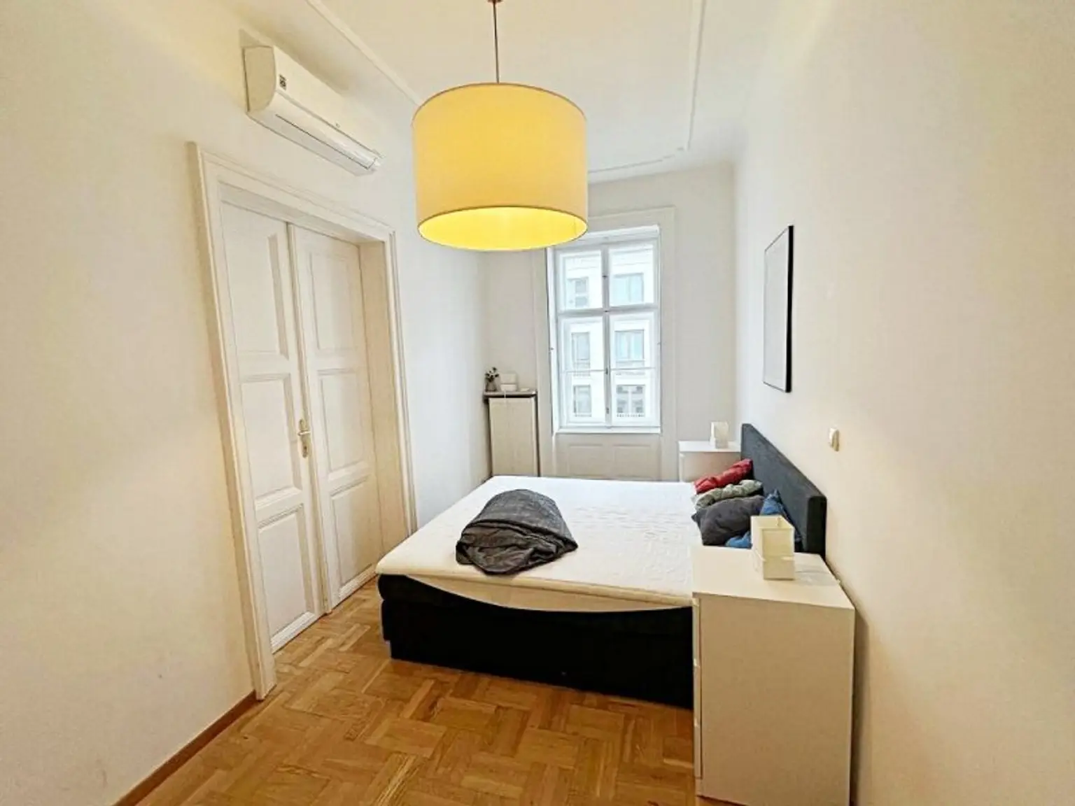 OPERNRING, STAATSOPER, klimatisierte 106 m2 Altbau, 3 Zimmer, Möblierung möglich, Extraküche, 2 Bäder, 4. Liftstock