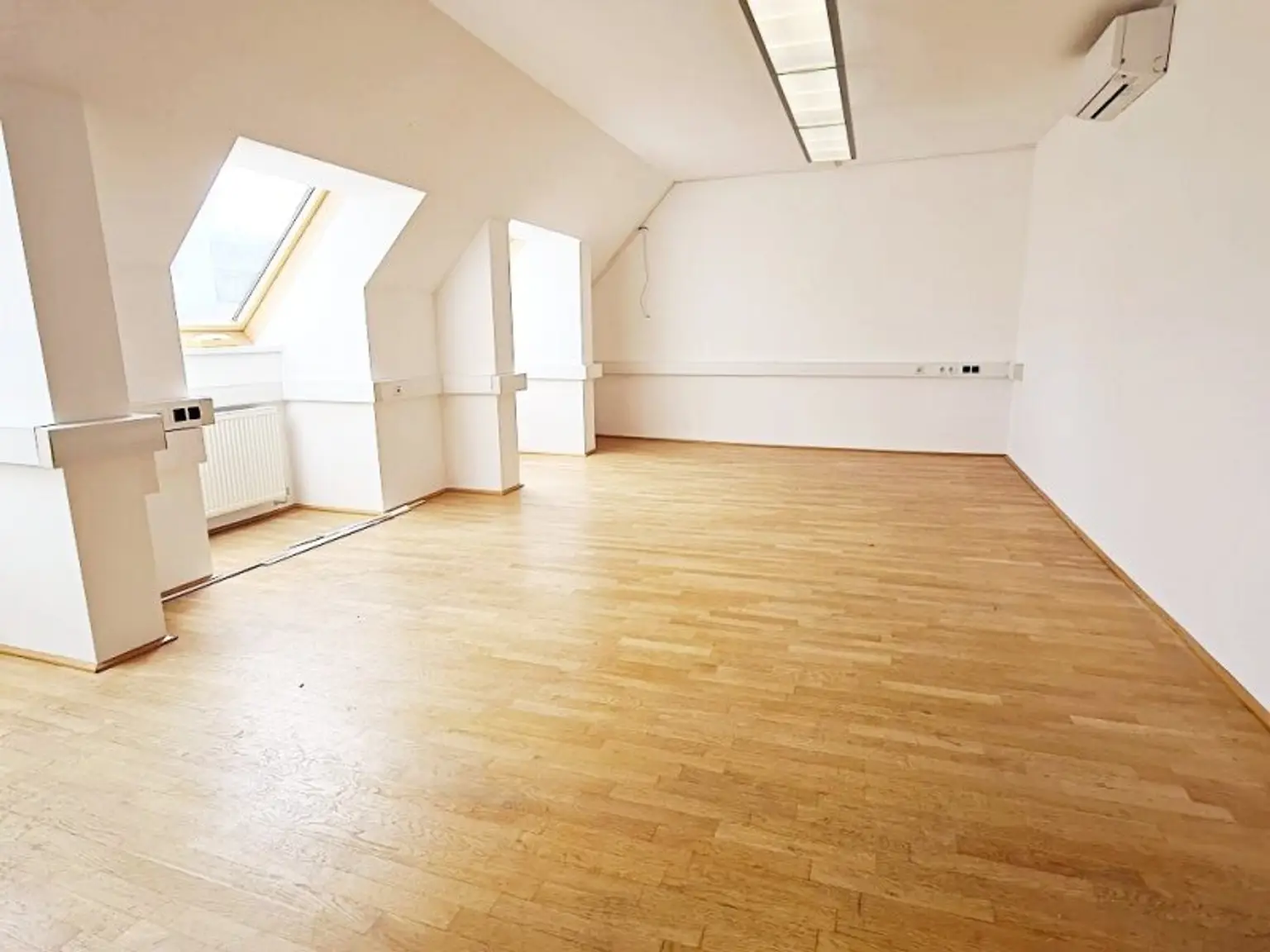 ZIEGLERGASSE bei FUZO Mariahilfer Straße, 141 m2 Bürofäche, 3 Zimmer, Serverraum, Küche, Klimaanlagen, Dachgeschoß