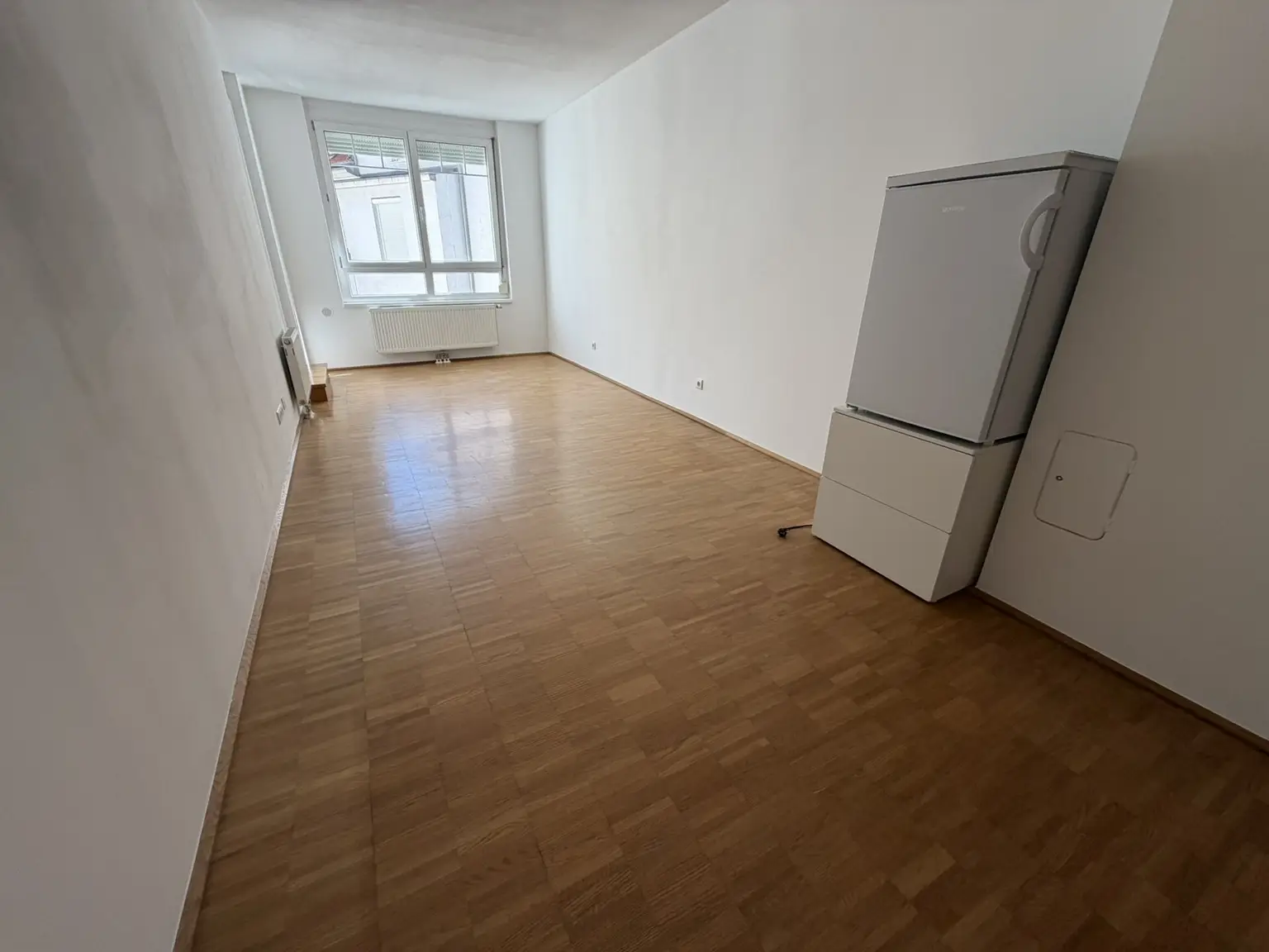Wohnzimmer mit offener Küche