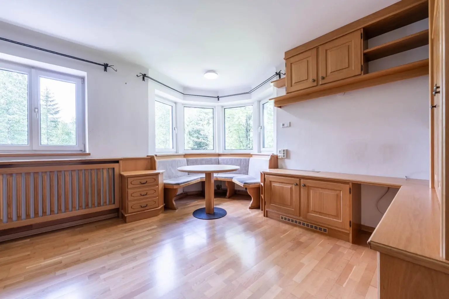Wohnzimmer mit Kachelofen