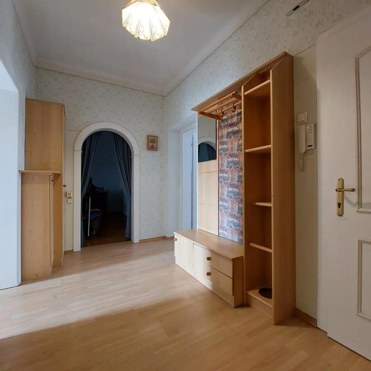 Mehrparteienhaus mit zwei Geschäftslokalen