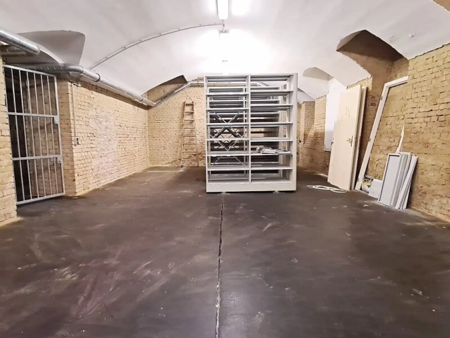 ESSLINGGASSE, BÖRSE-NÄHE, 85 m2 Lagerraum, Stromanschluss, Belüftung, Kellergeschoß ohne Aufzug