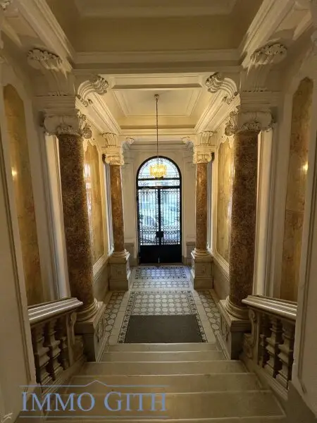 EXKLUSIVE ALTBAUWOHNUNG MIT 2 BALKONEN UND TRAUMBLICK ÜBER WIEN – 258 m² IN BESTLAGE DES 4. BEZIRKS UNBEFRISTET ZU MIETEN!