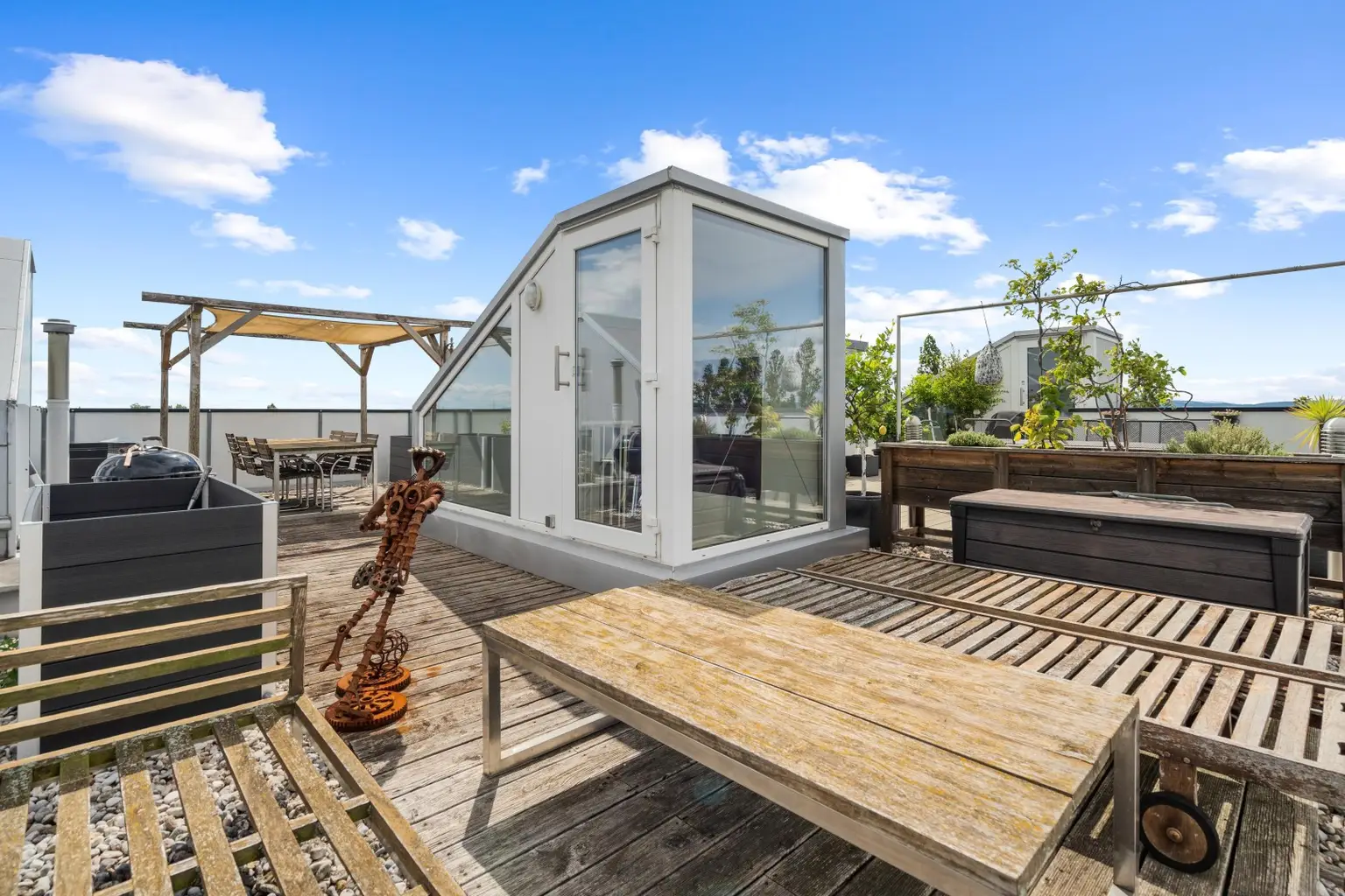 "Traumhafte Dachterrassen-Maisonette mit Fernblick & Badeteichzugang"
