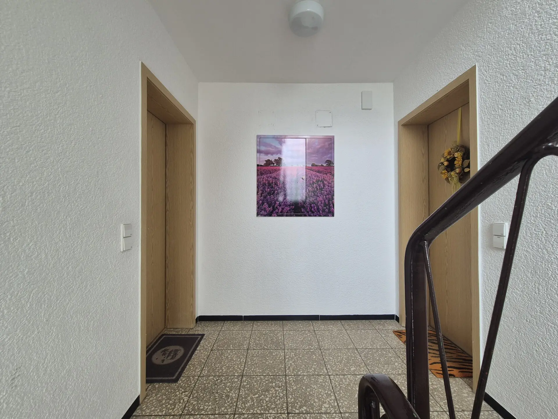 Treppenhaus mit Wohnungstueren