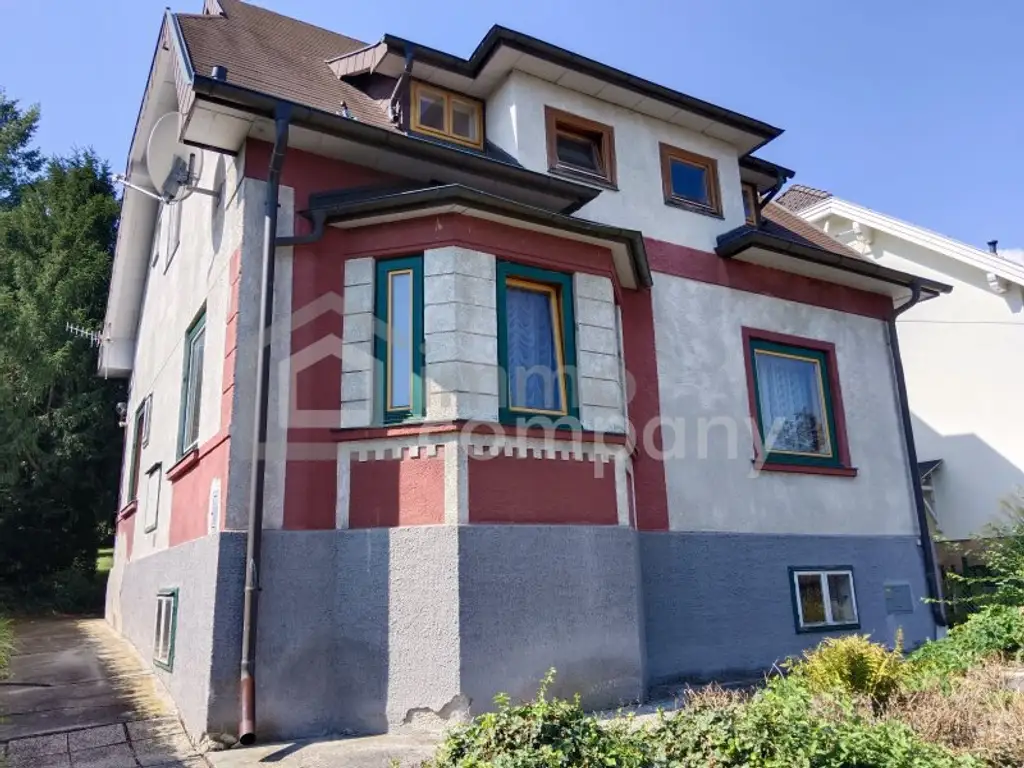 Romantisches Haus mit großem Garten