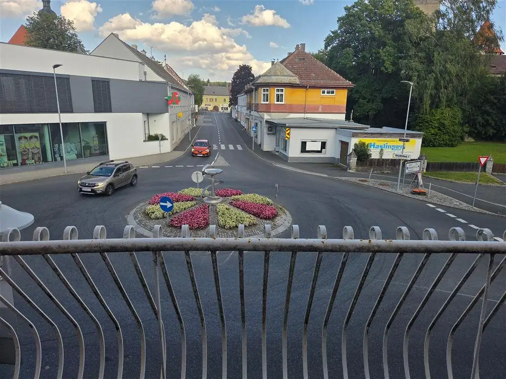 Mehrparteienhaus im Stadtzentrum Heidenreichstein gegenüber der Wasserburg
