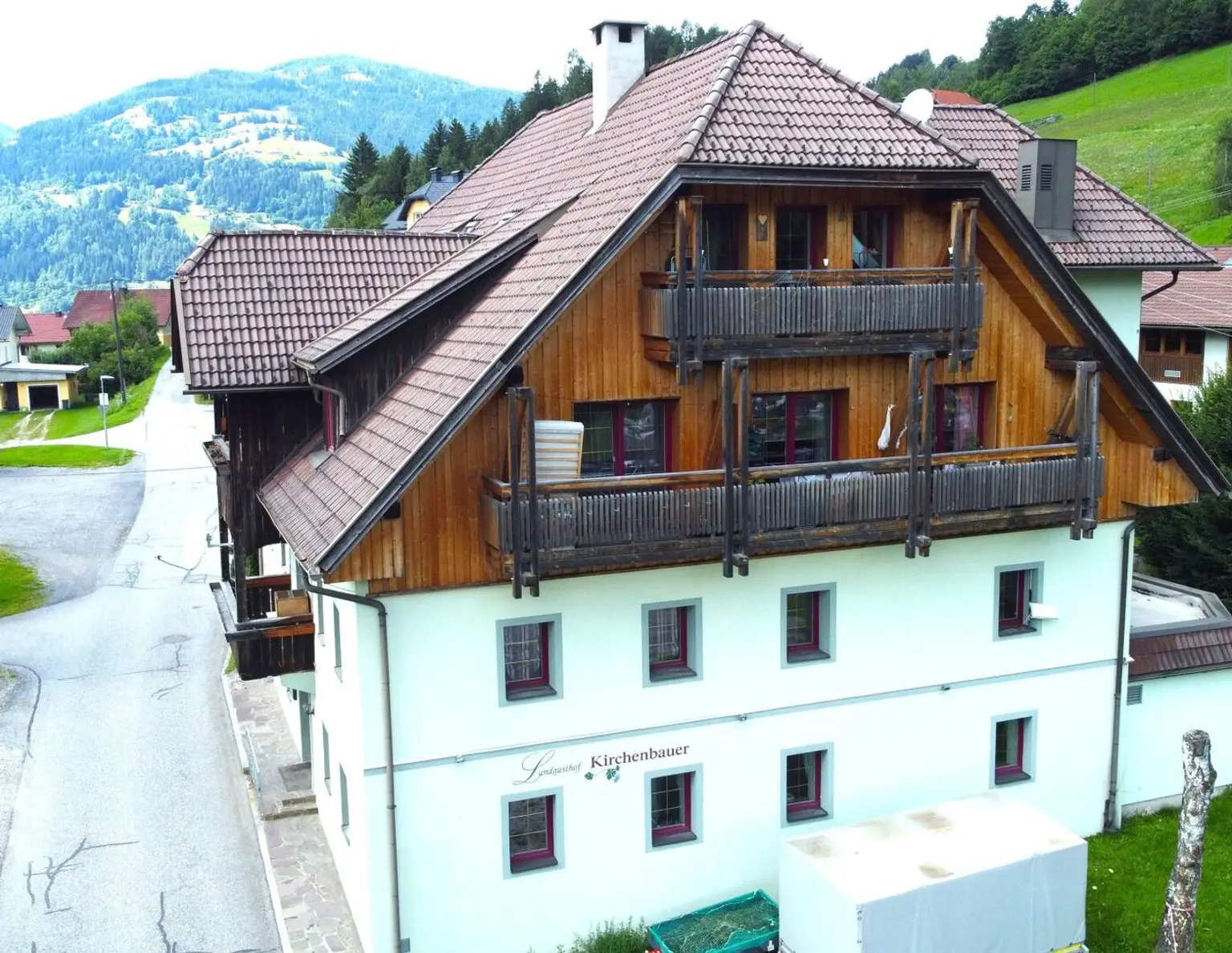 7 Wohnungen und 1 Gaststätte oder Büro.