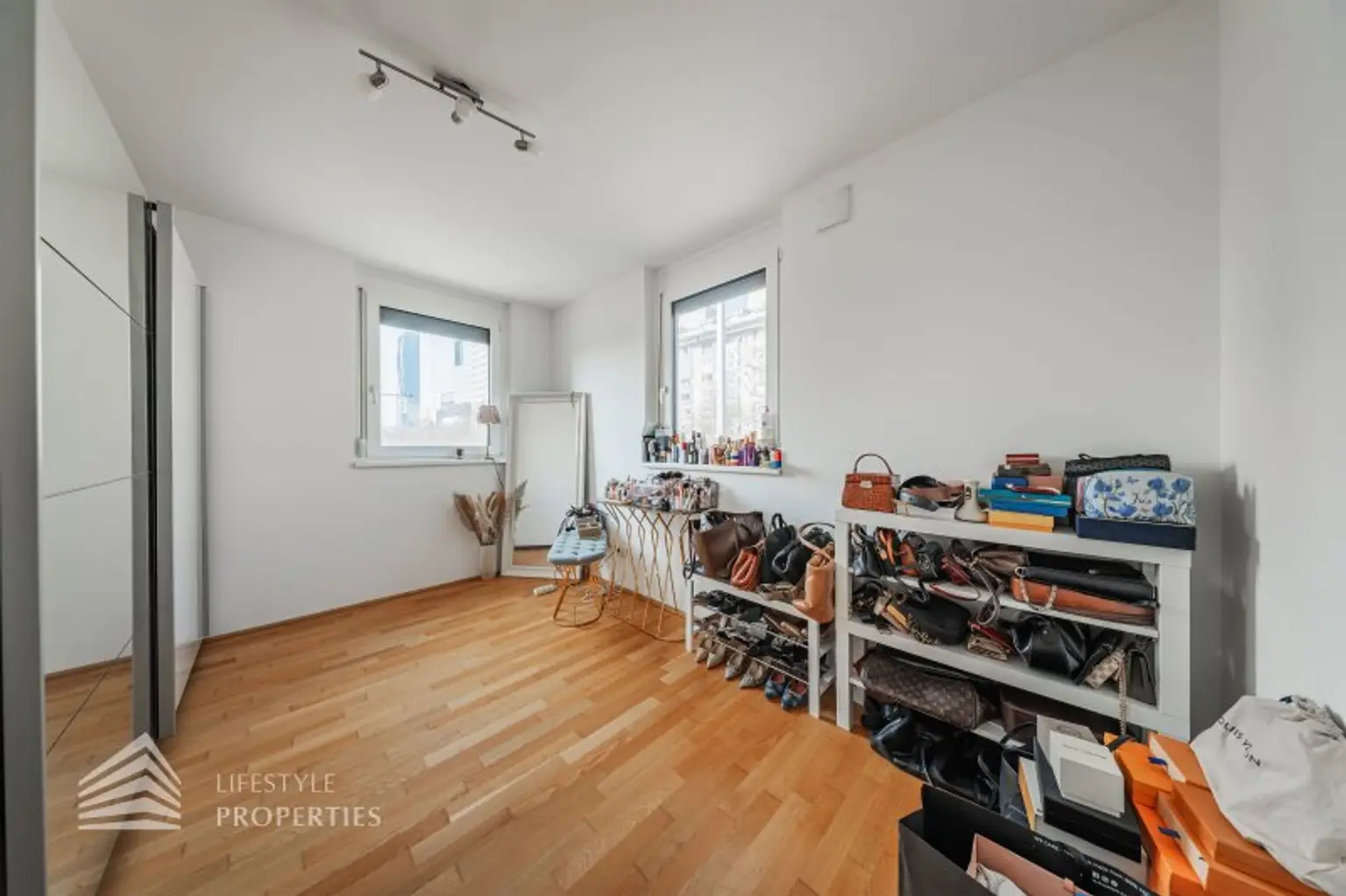 Modernes City-Living bei der UNO-City Exklusive 3-Zimmer-Wohnung mit zwei Loggien