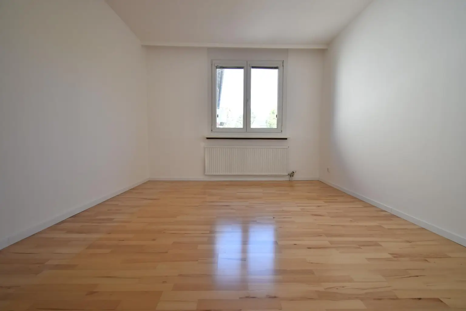 Sonnige 2-Zimmer-Wohnung mit Küche, Balkon und privater Garage in TOP LAGE!