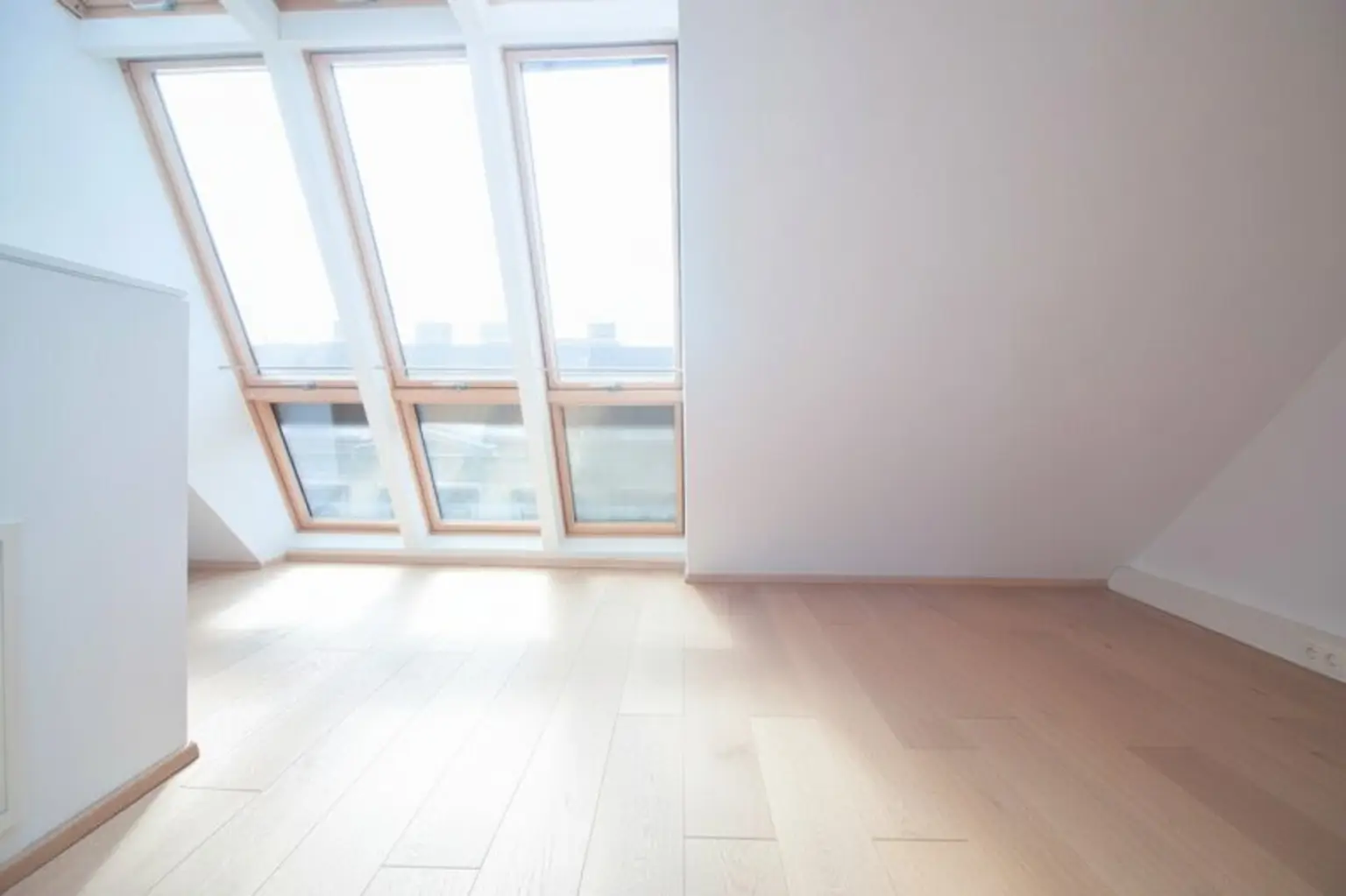 Helle, großzügige Maisonette-Wohnung mit 2 Bädern | ~ 20 m² große, private Terrasse direkt auf Wohnebene | Nahe Elterleinplatz