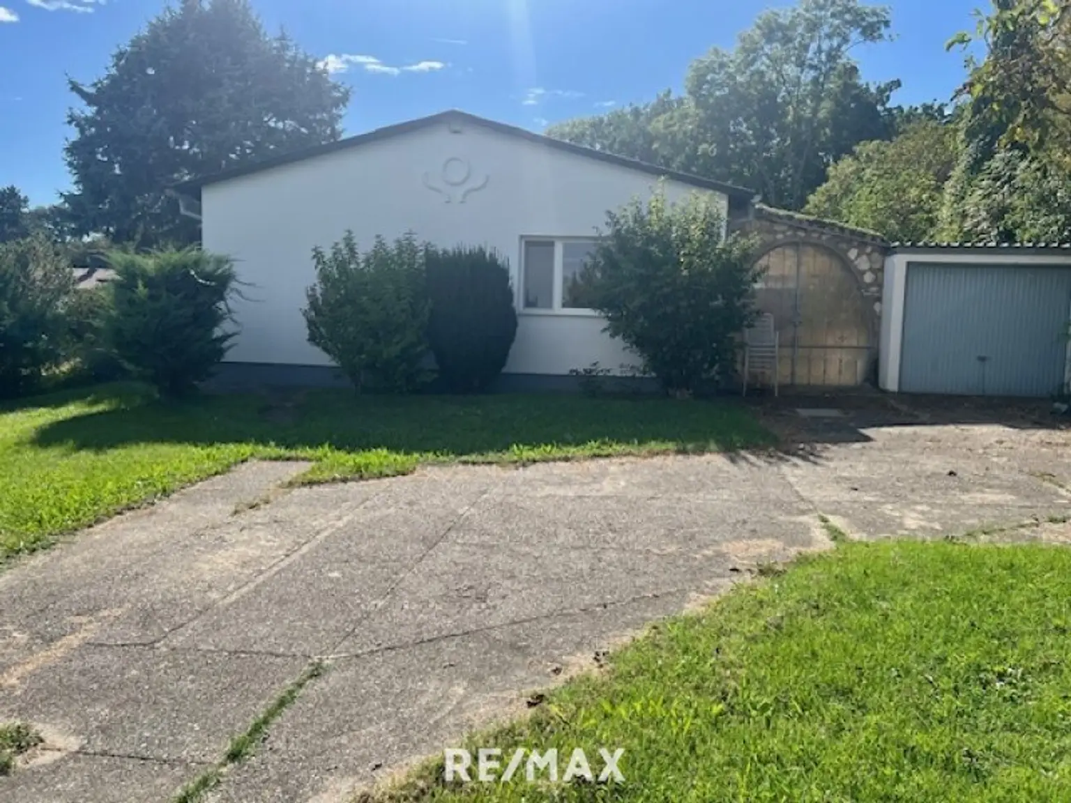 Zufahrt mit Parkmöglichkeiten