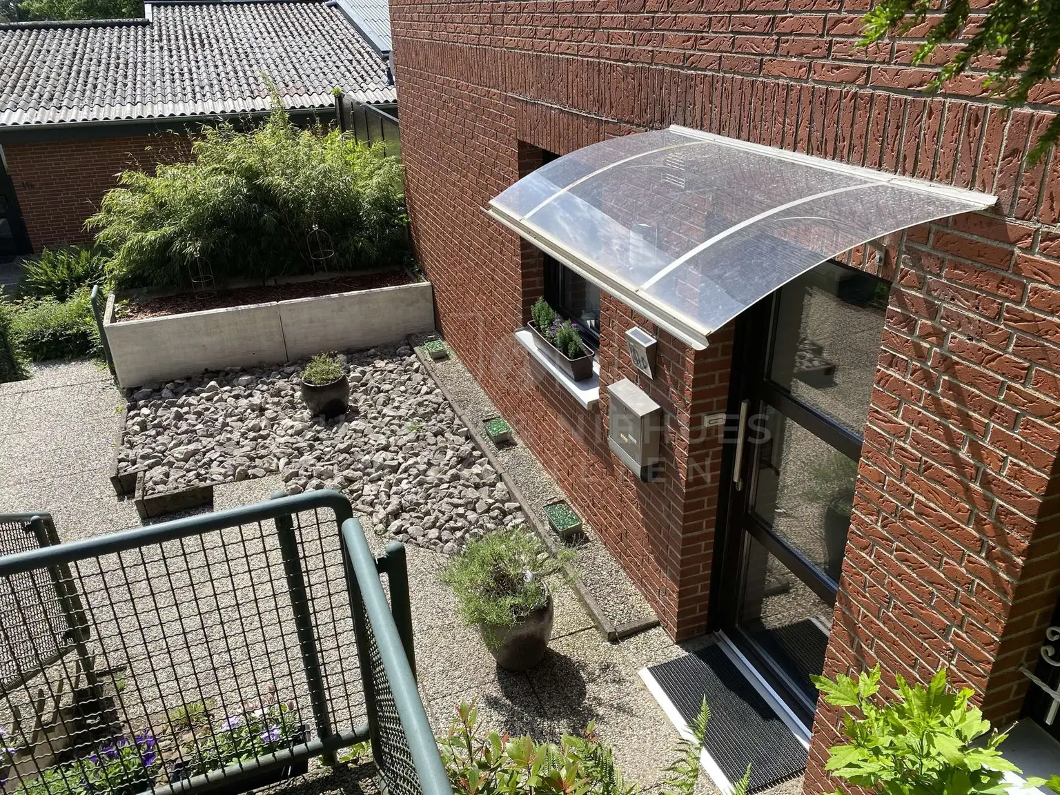 Eigener Eingang mit Platz vor dem Haus