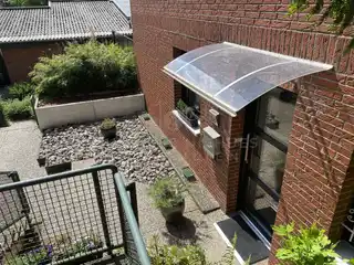 Eigener Eingang mit Platz vor dem Haus